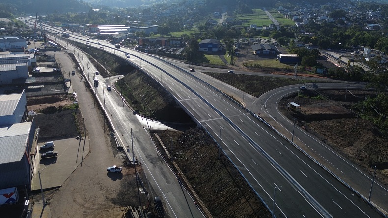 Iniciado em novembro, viaduto no entroncamento com a BR-471 e duplicação dos primeiros cinco quilômetros da RSC-287, serão liberados para tráfego hoje. Obras prometem oferecer mais segurança aos usuários