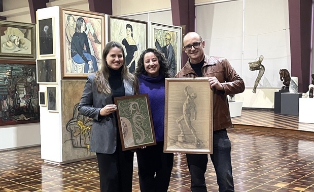 Coordenadora Paula Ramos (ao centro) recebeu as obras de Carolina Knies e Alex Brino