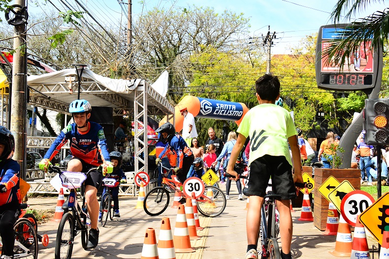 Dentre as atividades, destaque para a escolinha de trânsito, que ensinou normas de segurança para as crianças de forma divertida
