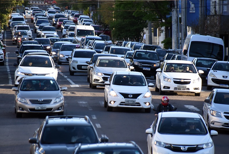 Momentos de intenso movimento nas vias centrais de Santa Cruz são registrados