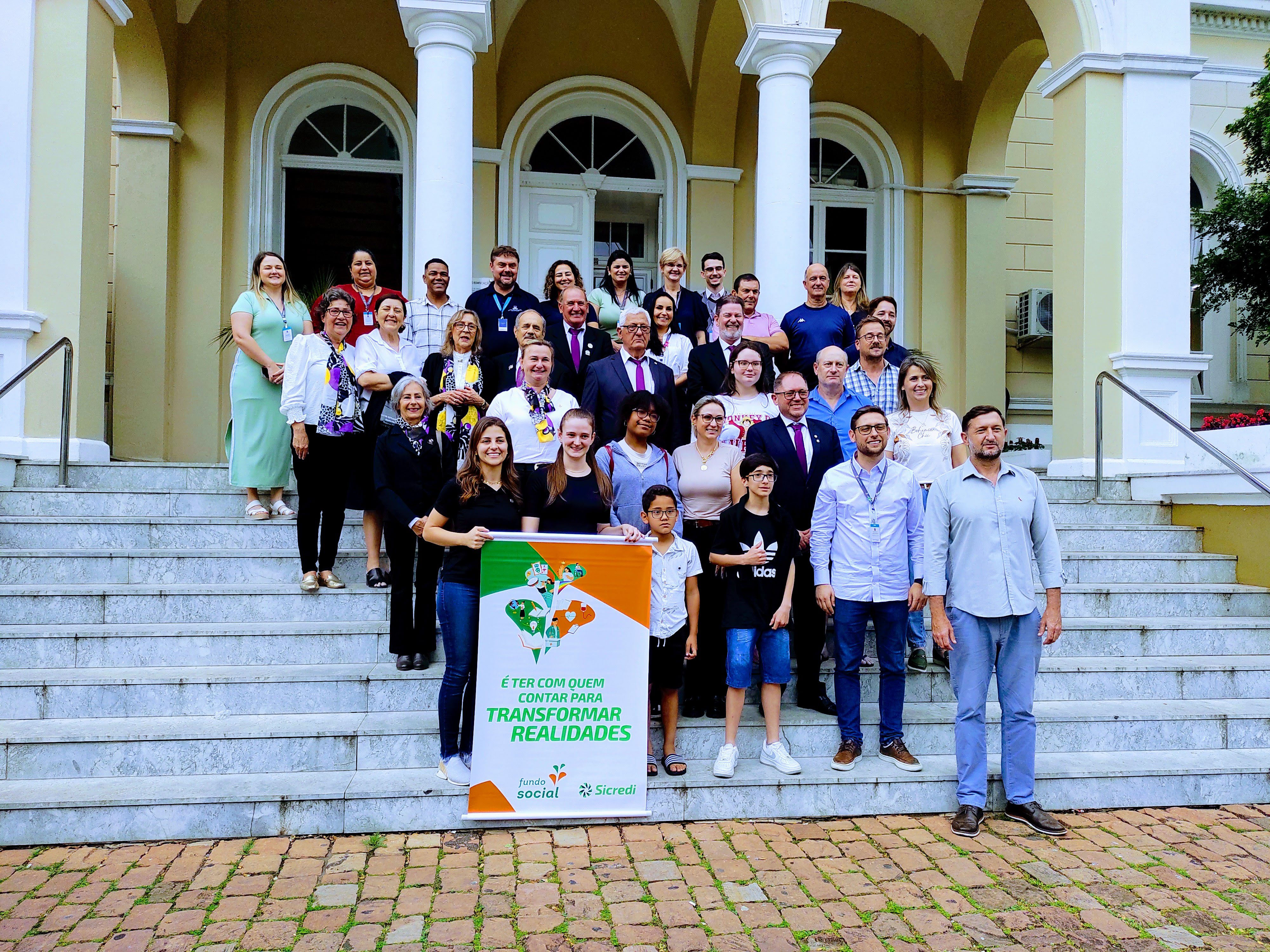 Anúncio teve a presença de integrantes do Lions Aliança, representantes da Prefeitura, autoridades e alunos já contemplados