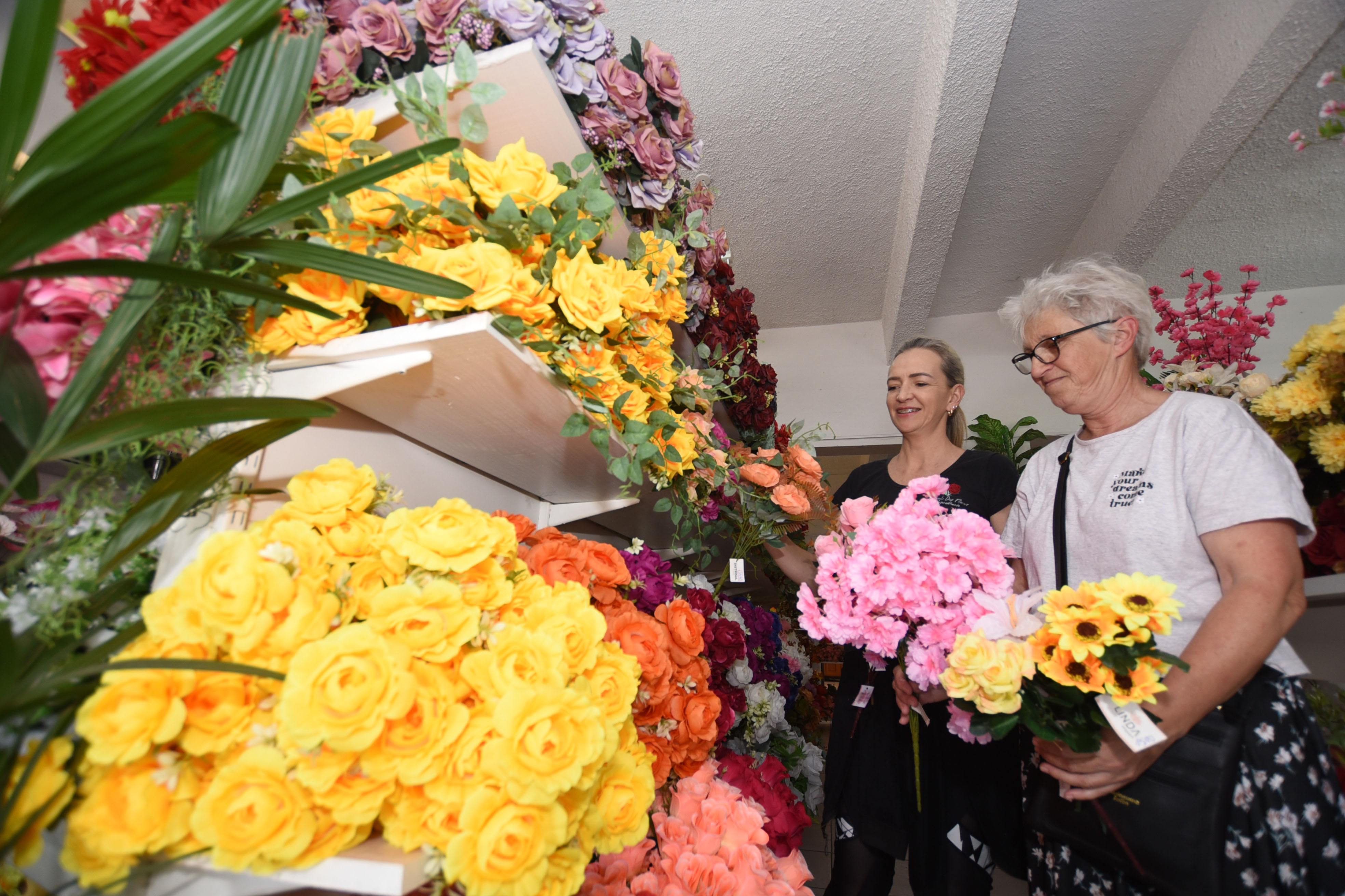 Naturais ou artificiais, flores carregam simbolismos e refletem o sentimento de saudade dos familiares pelos entes queridos