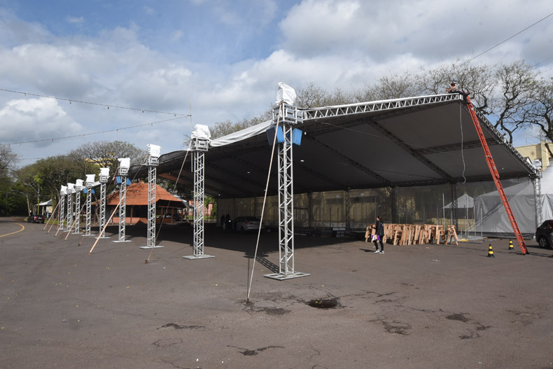 Com estruturas montadas no local há cerca de duas semanas, expositores iniciam a preparação e a decoração dos estandes