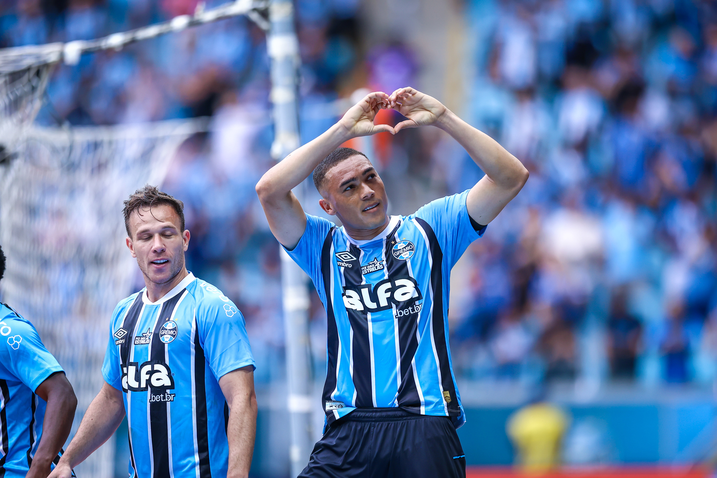 Em tarde bastante inspirada, Carlos Vinícius foi decisivo, marcando os três gols