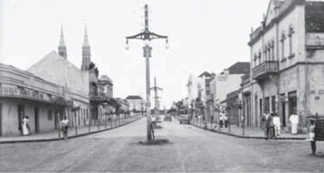 Diferença na pista: pavimentação foi até a esquina com a 28 de Setembro. Dali em diante, o pó e o barro continuaram