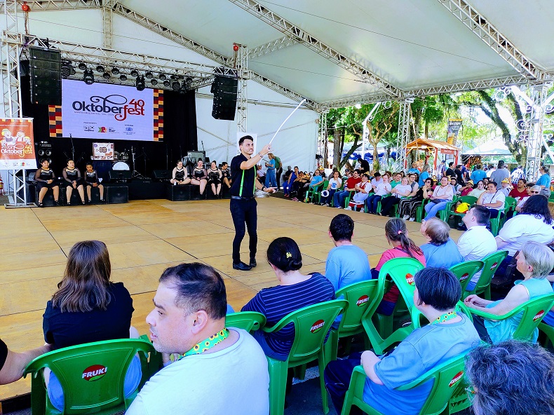 Participando pela primeira vez do evento, grupos de dança Mães e Filhos e de ginástica rítmica da Apae encantaram o público