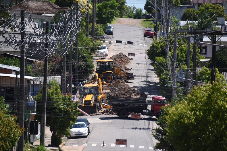 Em alguns pontos de ruas pavimentadas com paralelepípedos no Bairro Bom Jesus, faltou recolocação do calçamento