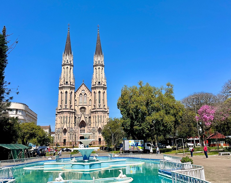 Sábado deve ser o dia mais quente, com temperatura máxima em torno de 28 graus. No domingo, o clima muda
