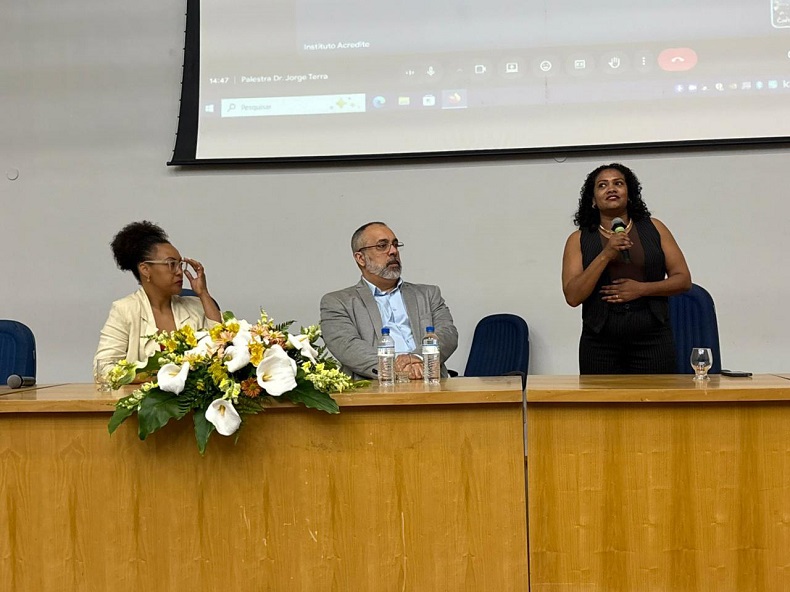 Especialistas de diferentes áreas conduziram os debates junto ao público na universidade